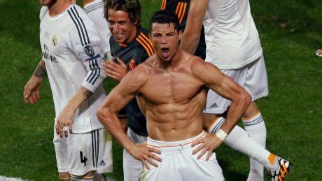 cristiano ronaldo carb defying six pack.